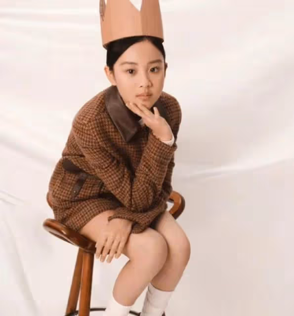 11歲甜馨雜誌封面流出,模樣大變認不出,網友:太像媽媽了!