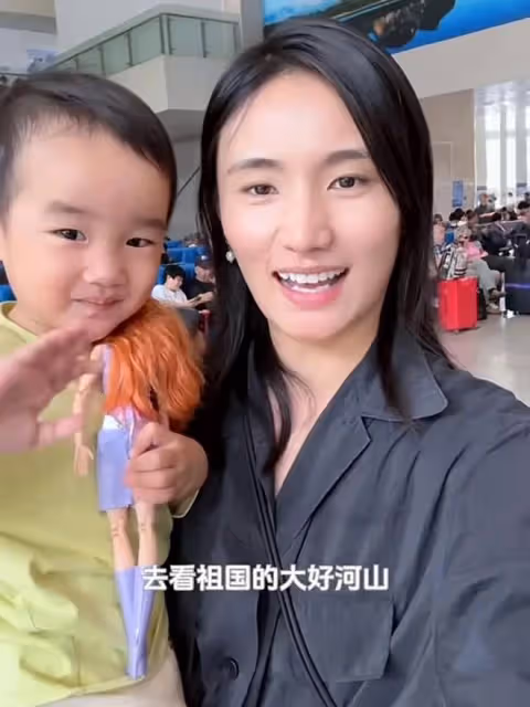 海哈金喜帶婆婆旅遊,李亞鵬媽媽頭頂全白顯蒼老,夏夏和奶奶很親