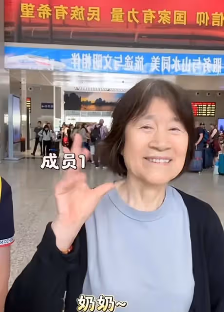 海哈金喜帶婆婆旅遊,李亞鵬媽媽頭頂全白顯蒼老,夏夏和奶奶很親