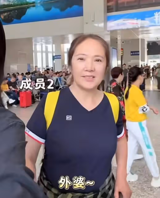 海哈金喜帶婆婆旅遊,李亞鵬媽媽頭頂全白顯蒼老,夏夏和奶奶很親