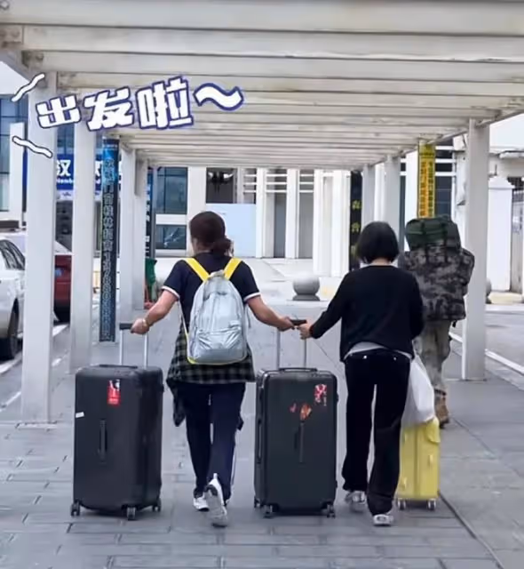 海哈金喜帶婆婆旅遊,李亞鵬媽媽頭頂全白顯蒼老,夏夏和奶奶很親