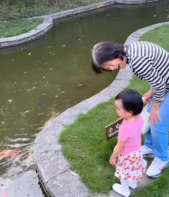 海哈金喜帶婆婆旅遊,李亞鵬媽媽頭頂全白顯蒼老,夏夏和奶奶很親