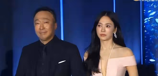 宋慧喬百想大賞後發擁抱表情,疑似和宋仲基徹底冰釋前嫌