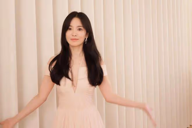 宋慧喬百想大賞後發擁抱表情,疑似和宋仲基徹底冰釋前嫌