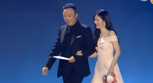 宋慧喬百想大賞後發擁抱表情,疑似和宋仲基徹底冰釋前嫌