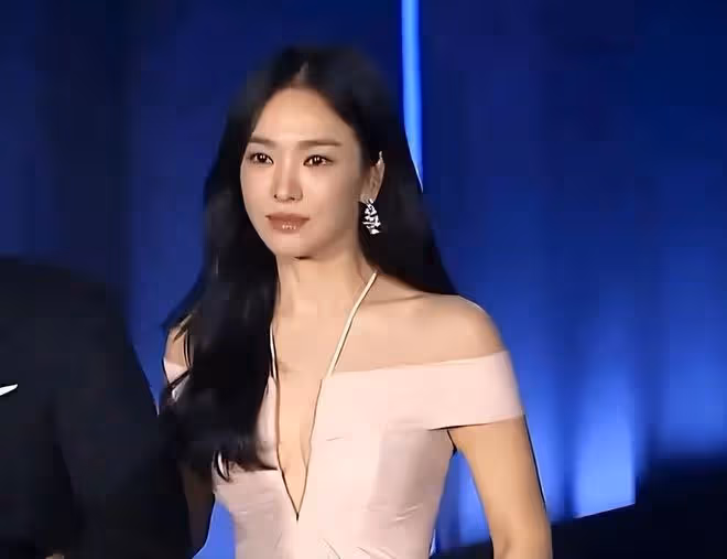 宋慧喬百想大賞後發擁抱表情,疑似和宋仲基徹底冰釋前嫌