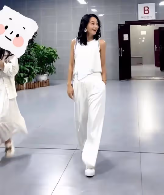 朱丹現如今狀態鬆弛明媚!美得毫不費力,笑容感染力也超強