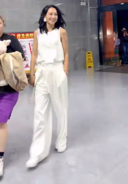 朱丹現如今狀態鬆弛明媚!美得毫不費力,笑容感染力也超強