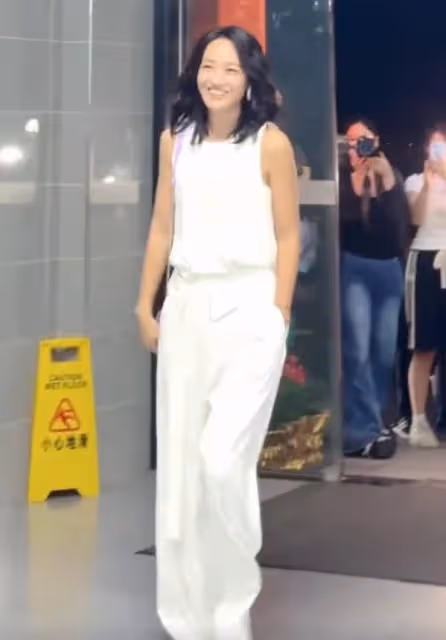 朱丹現如今狀態鬆弛明媚!美得毫不費力,笑容感染力也超強