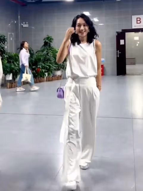 朱丹現如今狀態鬆弛明媚!美得毫不費力,笑容感染力也超強