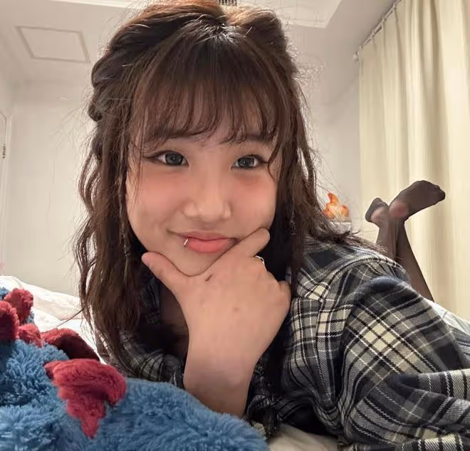 18歲梧桐妹在臉上玩刺青,新造型又惹爭議,不過繪畫作品很不錯