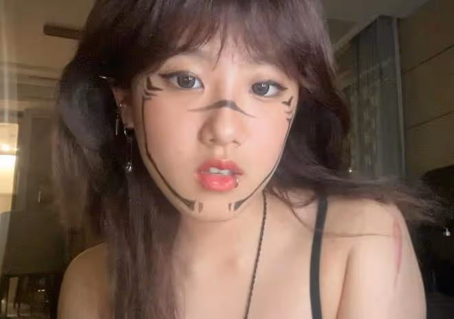 18歲梧桐妹在臉上玩刺青,新造型又惹爭議,不過繪畫作品很不錯