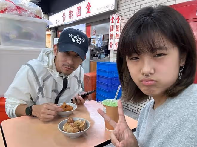 18歲梧桐妹在臉上玩刺青,新造型又惹爭議,不過繪畫作品很不錯