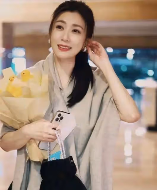 48歲賈靜雯不愧是「最美趙敏」,圍巾披身顯高級,原裝五官真驚