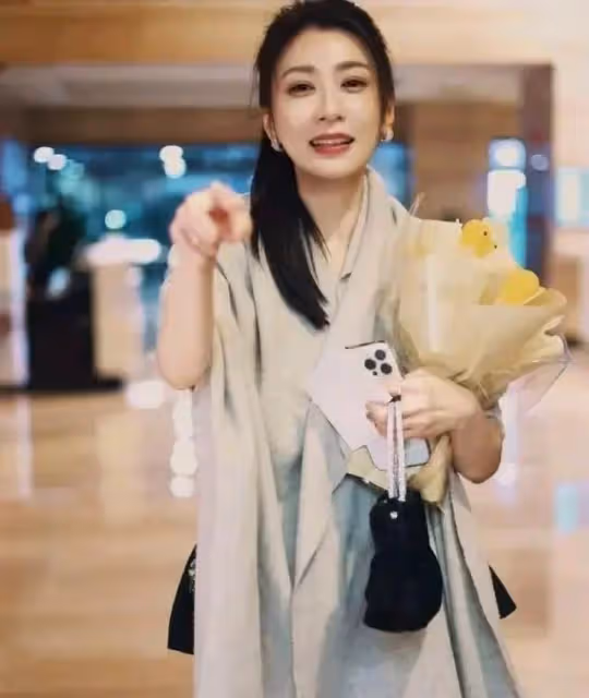 48歲賈靜雯不愧是「最美趙敏」,圍巾披身顯高級,原裝五官真驚