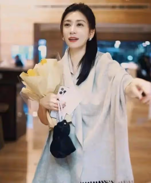 48歲賈靜雯不愧是「最美趙敏」,圍巾披身顯高級,原裝五官真驚
