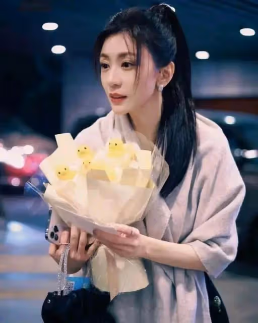 48歲賈靜雯不愧是「最美趙敏」,圍巾披身顯高級,原裝五官真驚