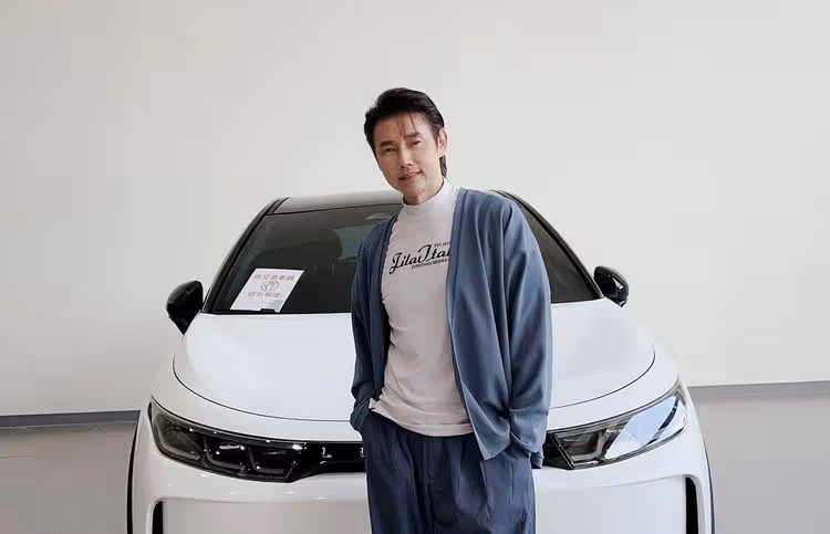 別人老公都不讓人失望！　包偉銘寵妻買140萬新車撫平她家人離世傷痛