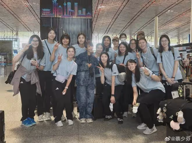蔡少芬機場偶遇中國女排,激動與女排合照,1米73秒變小鳥依人!