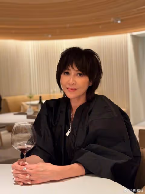 劉嘉玲梁朝偉出遊,61歲偉仔穿花毛衣留光頭,無濾鏡曝光真實容貌