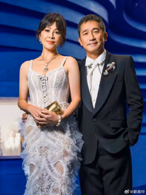 劉嘉玲梁朝偉出遊,61歲偉仔穿花毛衣留光頭,無濾鏡曝光真實容貌