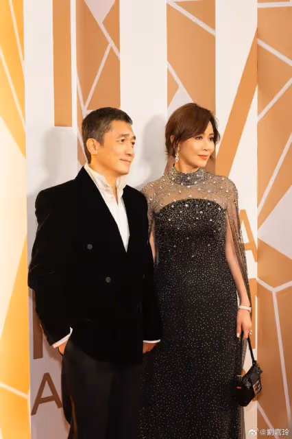 劉嘉玲梁朝偉出遊,61歲偉仔穿花毛衣留光頭,無濾鏡曝光真實容貌