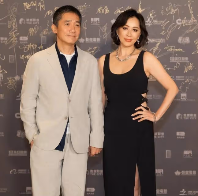 劉嘉玲梁朝偉出遊,61歲偉仔穿花毛衣留光頭,無濾鏡曝光真實容貌