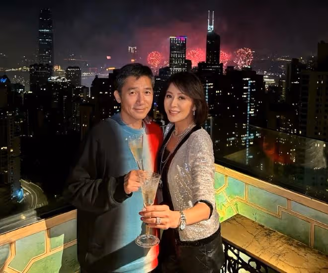 劉嘉玲梁朝偉出遊,61歲偉仔穿花毛衣留光頭,無濾鏡曝光真實容貌