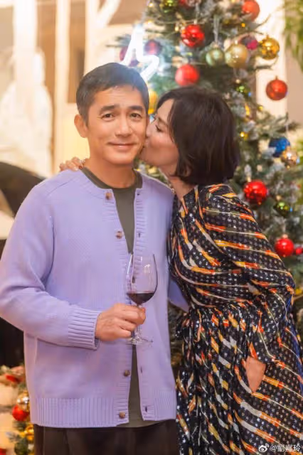 劉嘉玲梁朝偉出遊,61歲偉仔穿花毛衣留光頭,無濾鏡曝光真實容貌