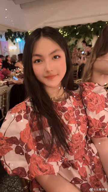 李湘曬女兒留學生活,母女盛裝參加宴會,王詩齡名媛范足好漂亮