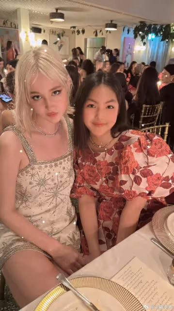 李湘曬女兒留學生活,母女盛裝參加宴會,王詩齡名媛范足好漂亮