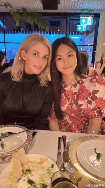 李湘曬女兒留學生活,母女盛裝參加宴會,王詩齡名媛范足好漂亮
