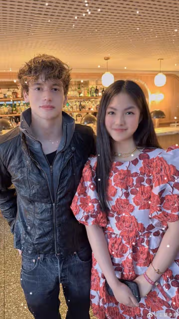 李湘曬女兒留學生活,母女盛裝參加宴會,王詩齡名媛范足好漂亮