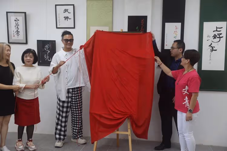 林俊逸從小字醜長大了竟能辦書法展　師生家長秒變粉絲