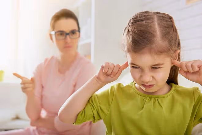 4歲萌娃偷拿零食被發現，爸爸的做法引人反思，網友：教育得好