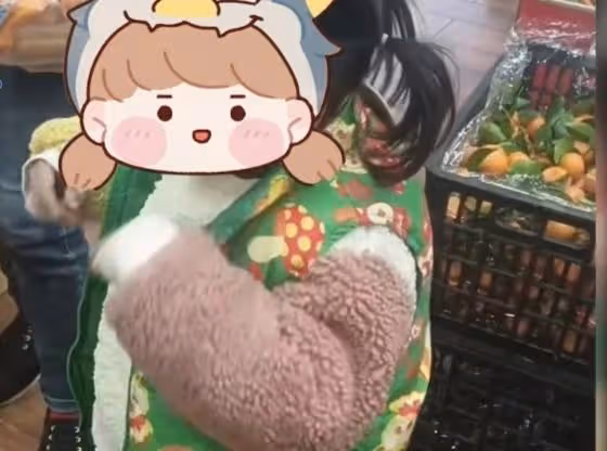 4歲萌娃偷拿零食被發現，爸爸的做法引人反思，網友：教育得好