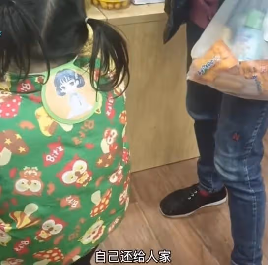 4歲萌娃偷拿零食被發現，爸爸的做法引人反思，網友：教育得好