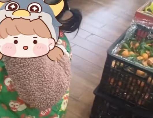4歲萌娃偷拿零食被發現,爸爸的做法引人反思,網友:教育得好