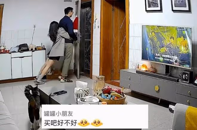 妻子掛丈夫身上蹦跳撒嬌，丈夫感到很自豪：會撒嬌的女人命最好