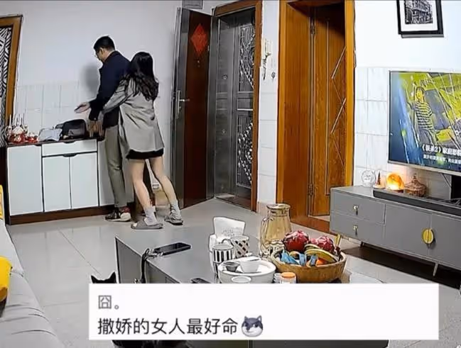 妻子掛丈夫身上蹦跳撒嬌,丈夫感到很自豪:會撒嬌的女人命最好