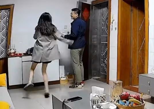 妻子掛丈夫身上蹦跳撒嬌,丈夫感到很自豪:會撒嬌的女人命最好