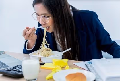 跟老闆有仇嗎!他打開雞腿便當「驚見便當四大天王」秒崩潰 網一看笑翻安慰:至少雞腿很大隻