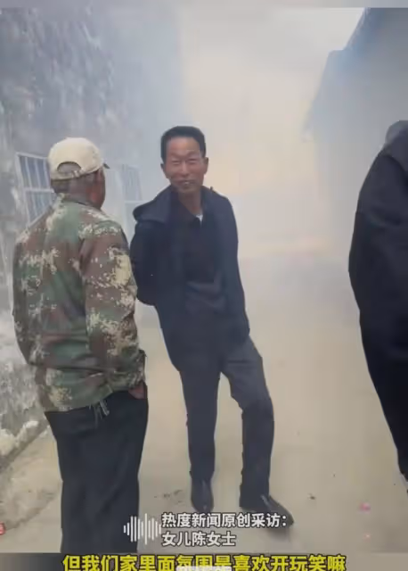 新娘出嫁家人潑水將盆扔掉，扭頭呲著大牙笑個不停：終於嫁出去了