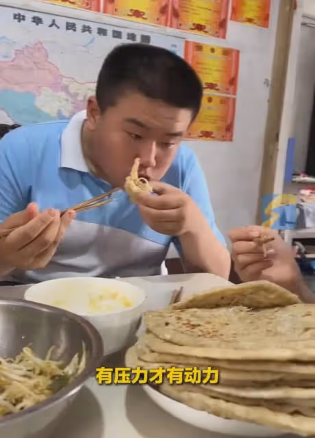 女子生仨男孩個個都能吃,烙17張餅還是不夠吃,父親只吃蔥不吃菜