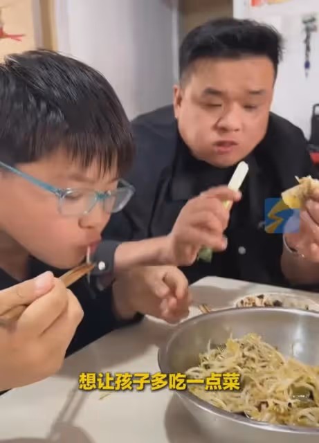 女子生仨男孩個個都能吃,烙17張餅還是不夠吃,父親只吃蔥不吃菜