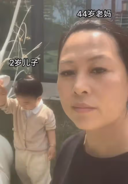 女子當媽的同時當奶奶,看到孫子總是打兒子,怒火中燒也不敢吱聲