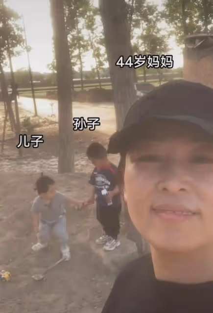 女子當媽的同時當奶奶,看到孫子總是打兒子,怒火中燒也不敢吱聲