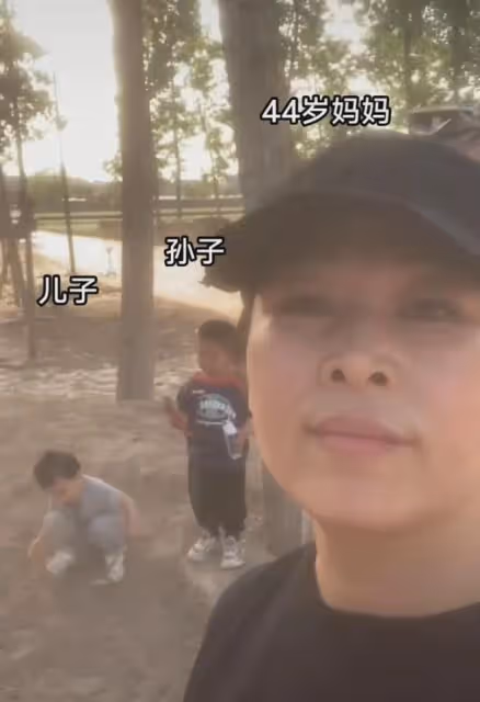 女子當媽的同時當奶奶,看到孫子總是打兒子,怒火中燒也不敢吱聲