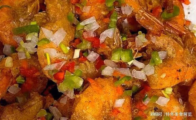 大蝦絕絕子的簡單吃法,搭配椒鹽爆香成菜,解饞好吃,美食被誇爆