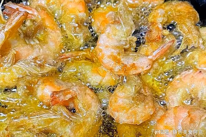 大蝦絕絕子的簡單吃法,搭配椒鹽爆香成菜,解饞好吃,美食被誇爆
